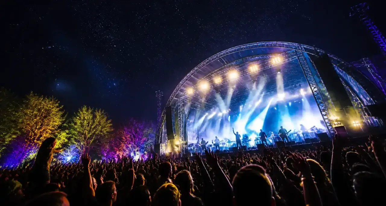 Concert en plein air à Rennes, scène et public
